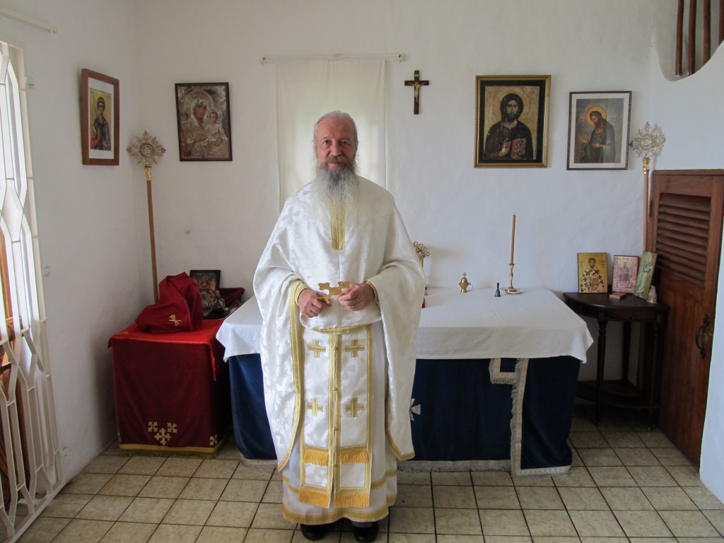 Liturgija se služi na engleskom, sa delovima na grčkom, dok hor odgovara na crkveno-slovenskom jeziku.