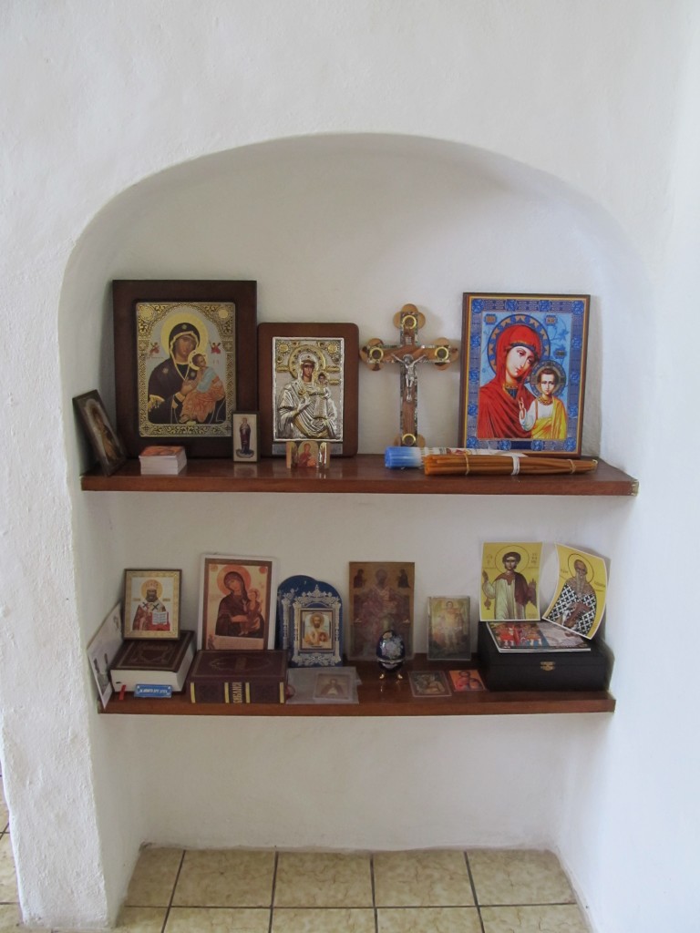 Sve što mu je potrebno za svetu liturgiju otac Sergios doneo je iz grčkih i srpskih crkava.