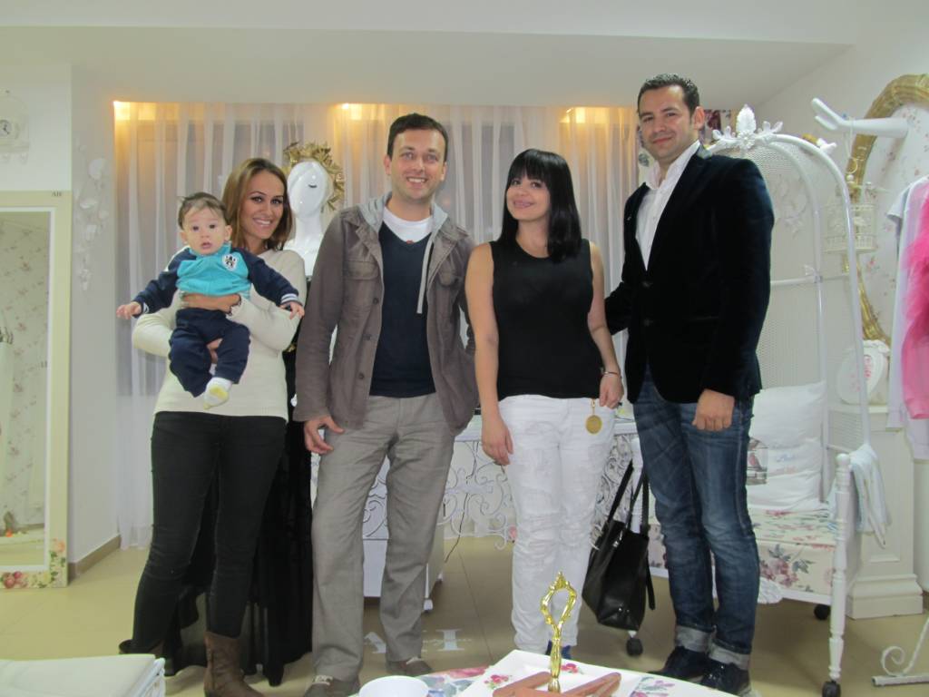 Amina i Rasim u ateljeu sa asistentkinjom Alisom, Hatidžom, Husainom i Nenadom.